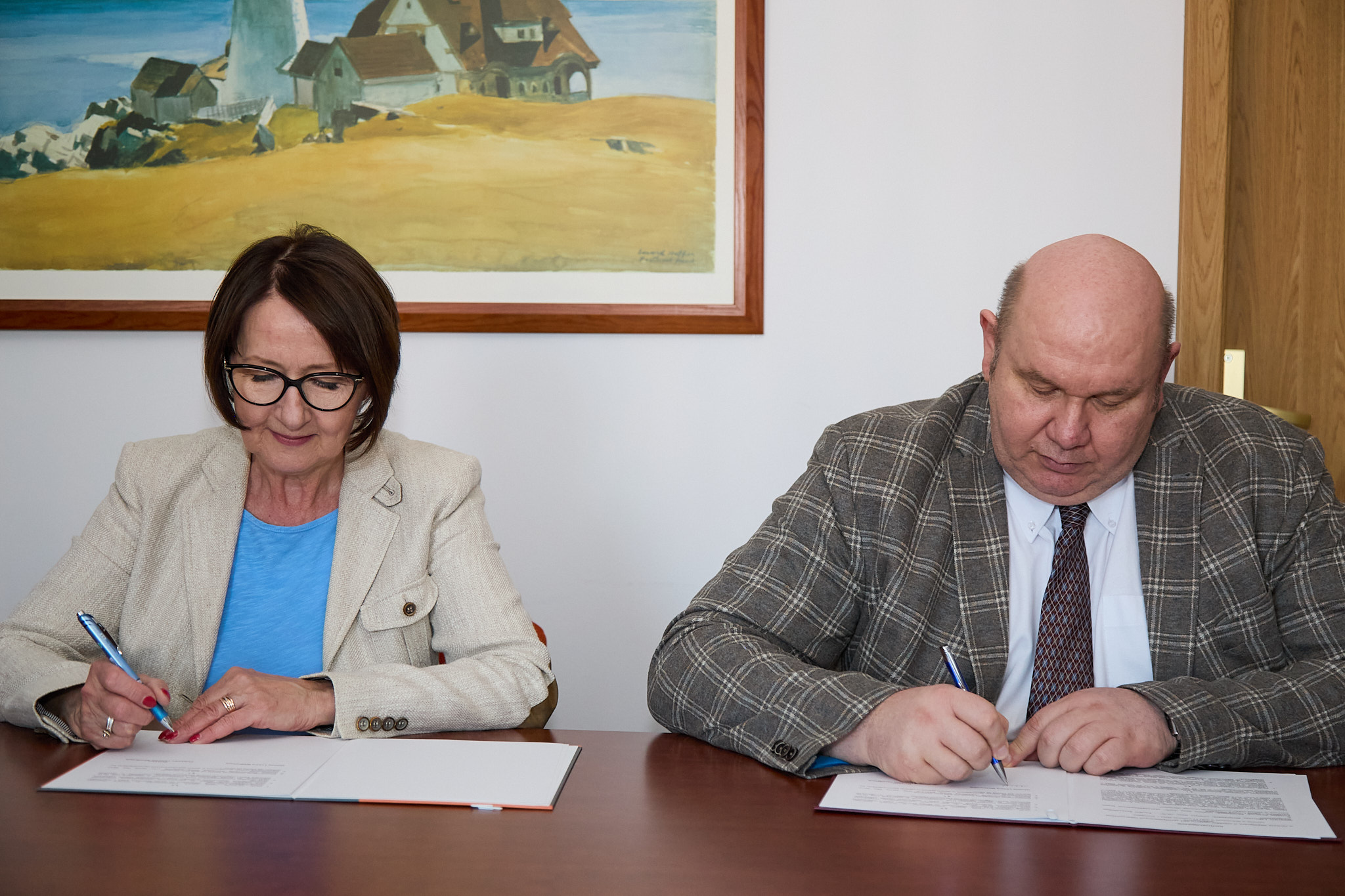 Od prawej Główny Lekarz Weterynarii Krzysztof Jażdżewski i  Dyrektor PCA Lucyna Olborska  podpisując nowe porozumienie o współpracy 